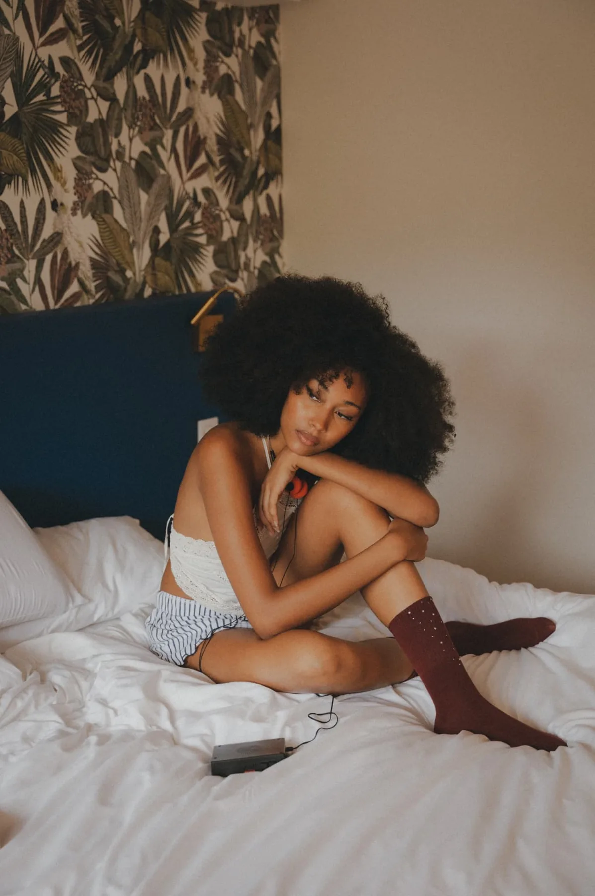 Cliente assise sur un lit du Motel