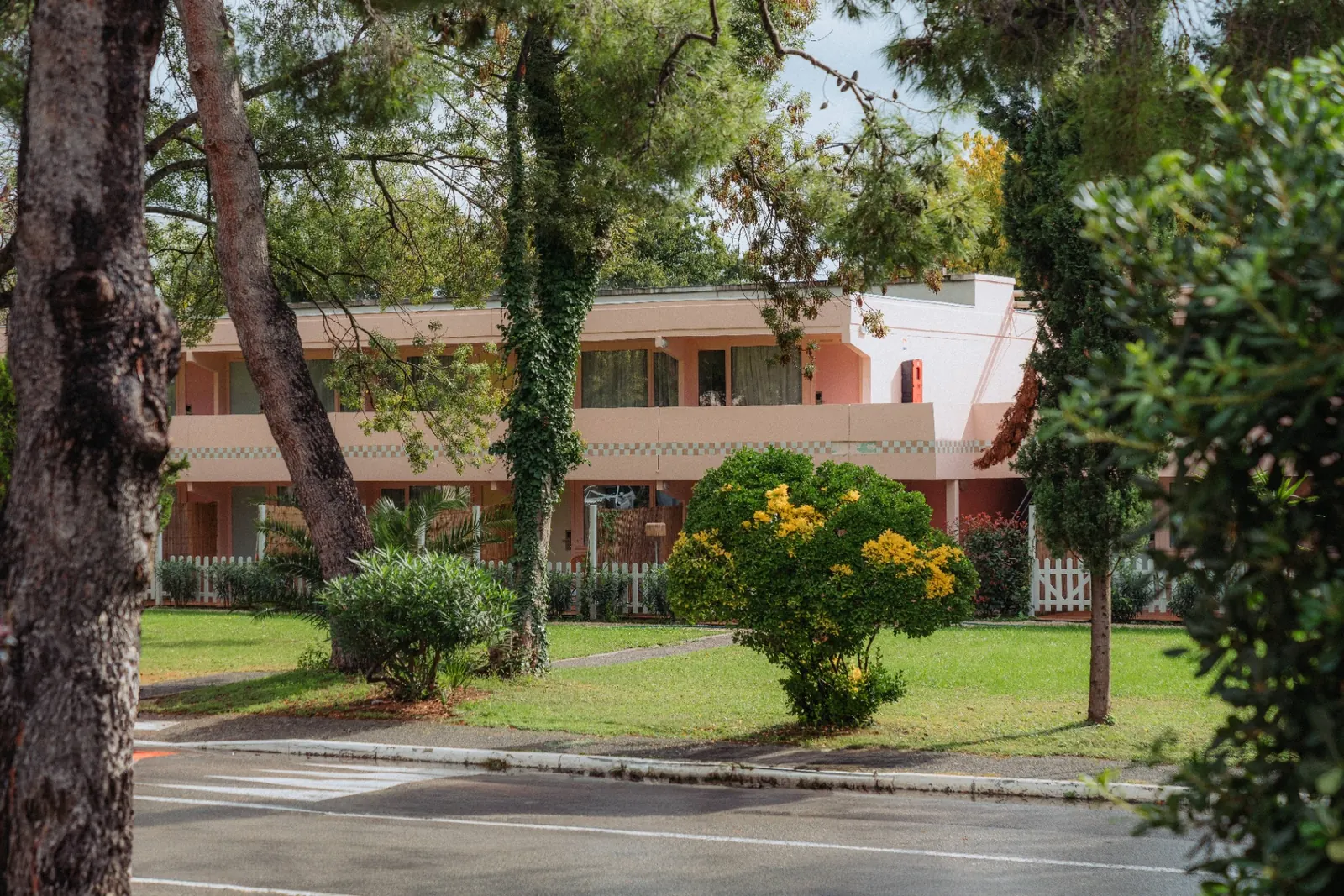 Jardin et façade du The Cannes Motel